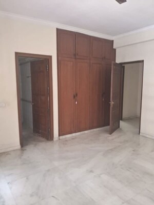 Room in 4 BHK Apartment at Windsor Court, Millers Road – for Rent