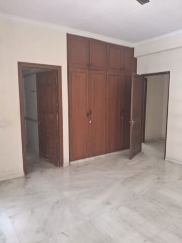 Room in 4 BHK Apartment at Windsor Court, Millers Road – for Rent