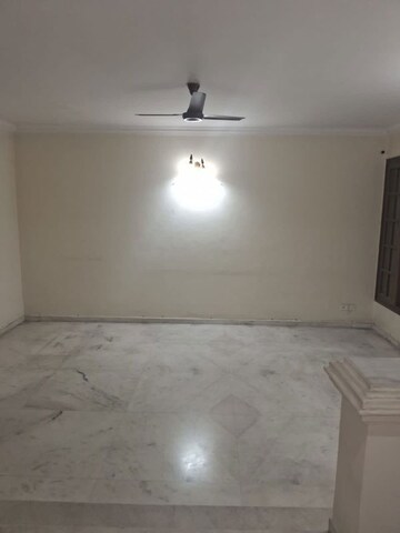 Room in 4 BHK Apartment at Windsor Court, Millers Road – for Rent