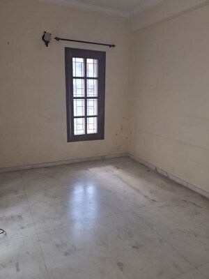 Room in 4 BHK Apartment at Windsor Court, Millers Road – for Rent