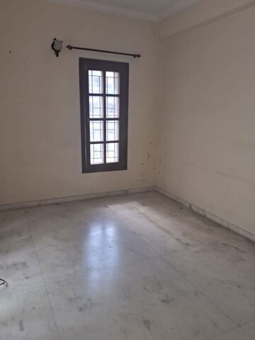 Room in 4 BHK Apartment at Windsor Court, Millers Road – for Rent