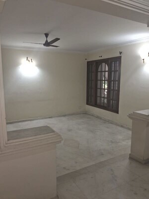 Room in 4 BHK Apartment at Windsor Court, Millers Road – for Rent
