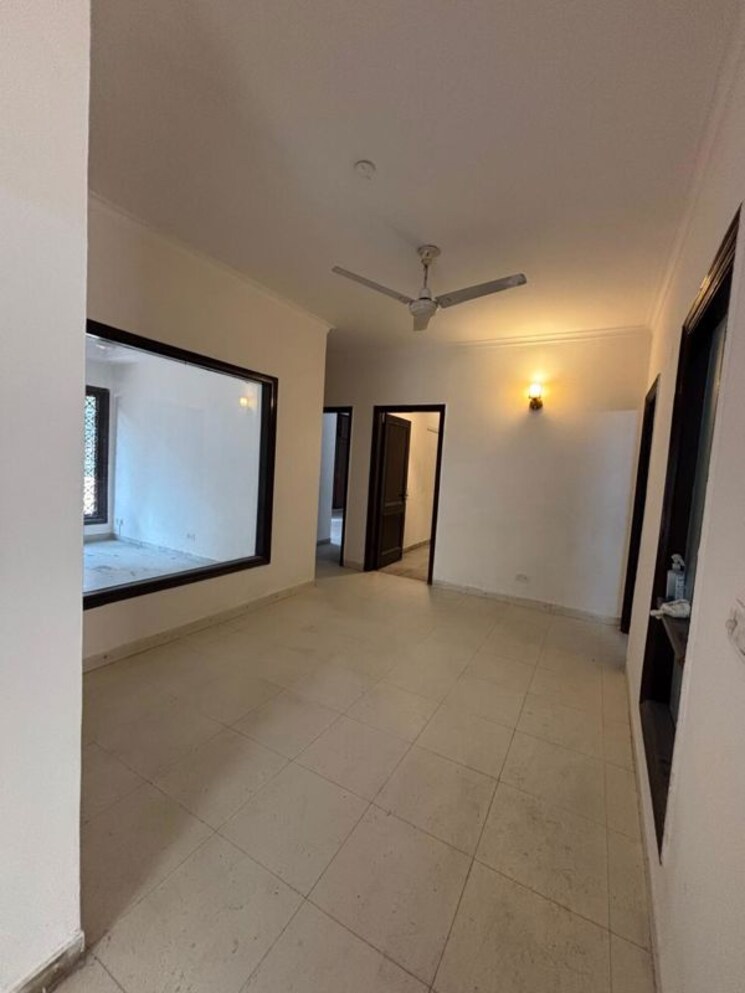 Room, greater kailash ii 3 Bedroom 250 Sq.Yd. Builder Floor In Greater Kailash ii Delhi 9800574