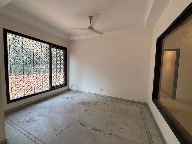 Room, greater kailash ii 3 Bedroom 250 Sq.Yd. Builder Floor In Greater Kailash ii Delhi 9800574