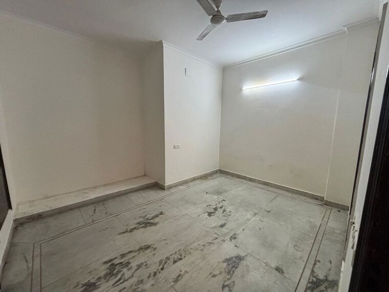 Room, greater kailash ii 3 Bedroom 250 Sq.Yd. Builder Floor In Greater Kailash ii Delhi 9800574