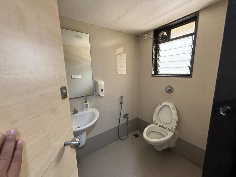 Bathroom, dynasty-business-park Commercial Office Space 1745 Sq.Ft. In Andheri East Mumbai 9800567
