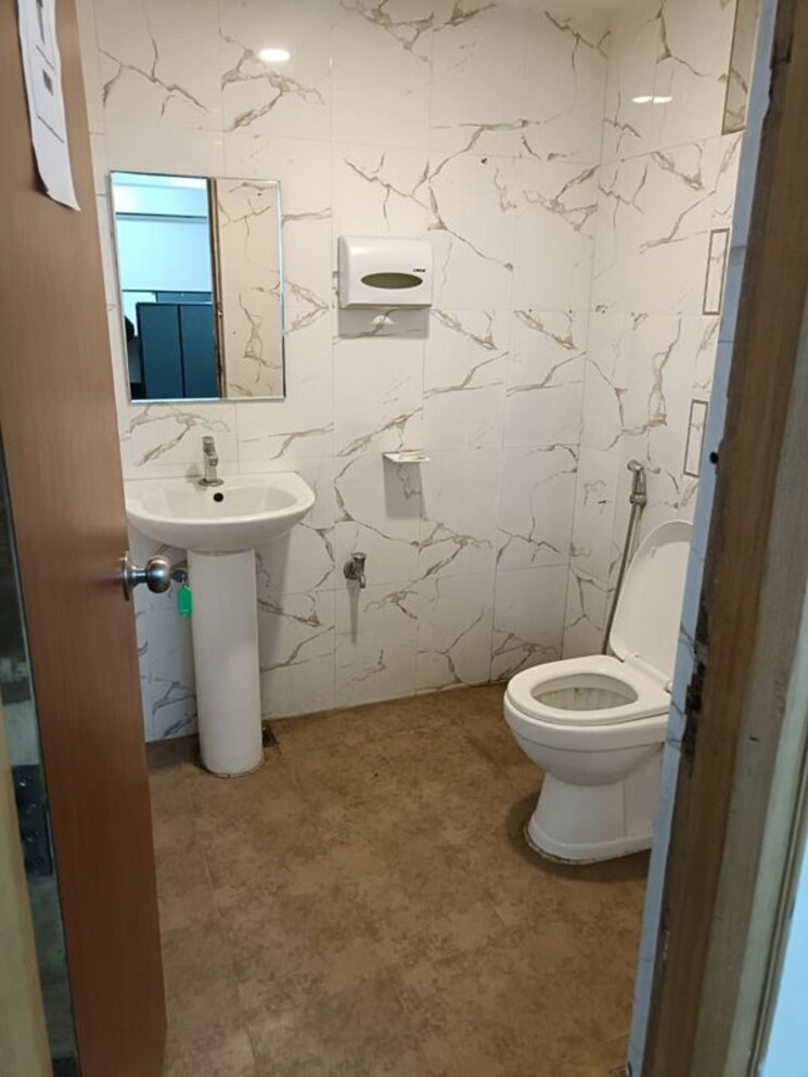 Bathroom, skav-mekhri-ritz Commercial Office Space 3000 Sq.Ft. In Cunningham Road Bangalore 9271626