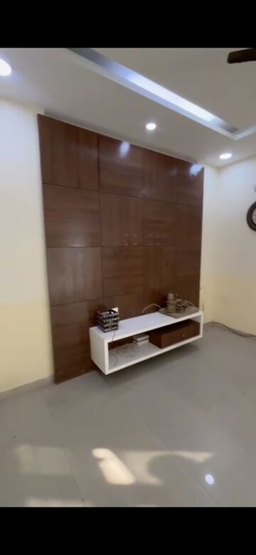 Furnished Amenities in 6 BHK Apartment at Omaxe Heights, Sector 86 – for Rent