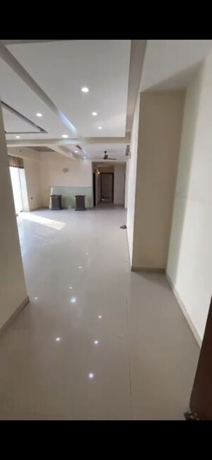 Room in 6 BHK Apartment at Omaxe Heights, Sector 86 – for Rent