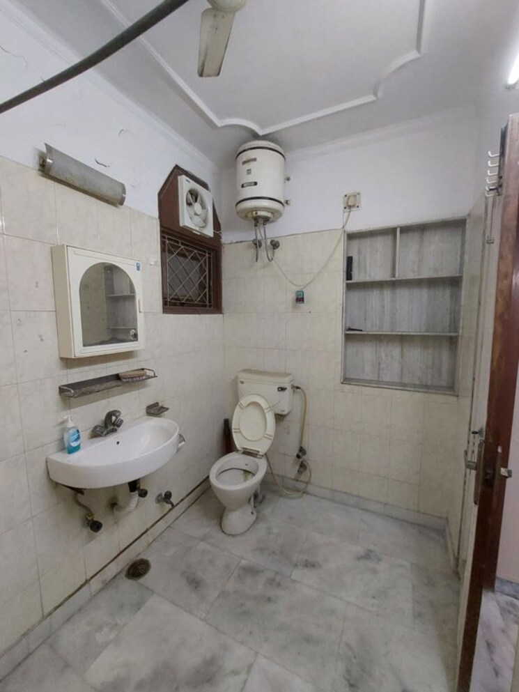Bathroom, lajpat nagar i 1 Bedroom 900 Sq.Ft. Builder Floor In Lajpat Nagar I Delhi 9800637