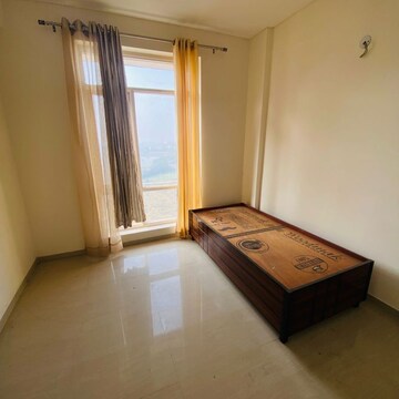 Room in 4 BHK Apartment at Sector 4a – for Rent