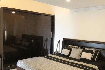 Furnished Amenities in 4 BHK Penthouse at Golden Key, Benson Town – for Sale