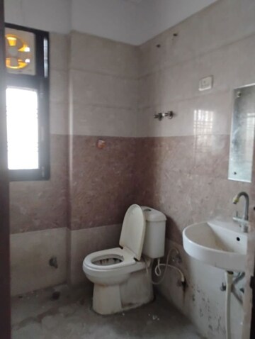 Bathroom in 2 BHK Apartment at Mohanlalganj – for Rent