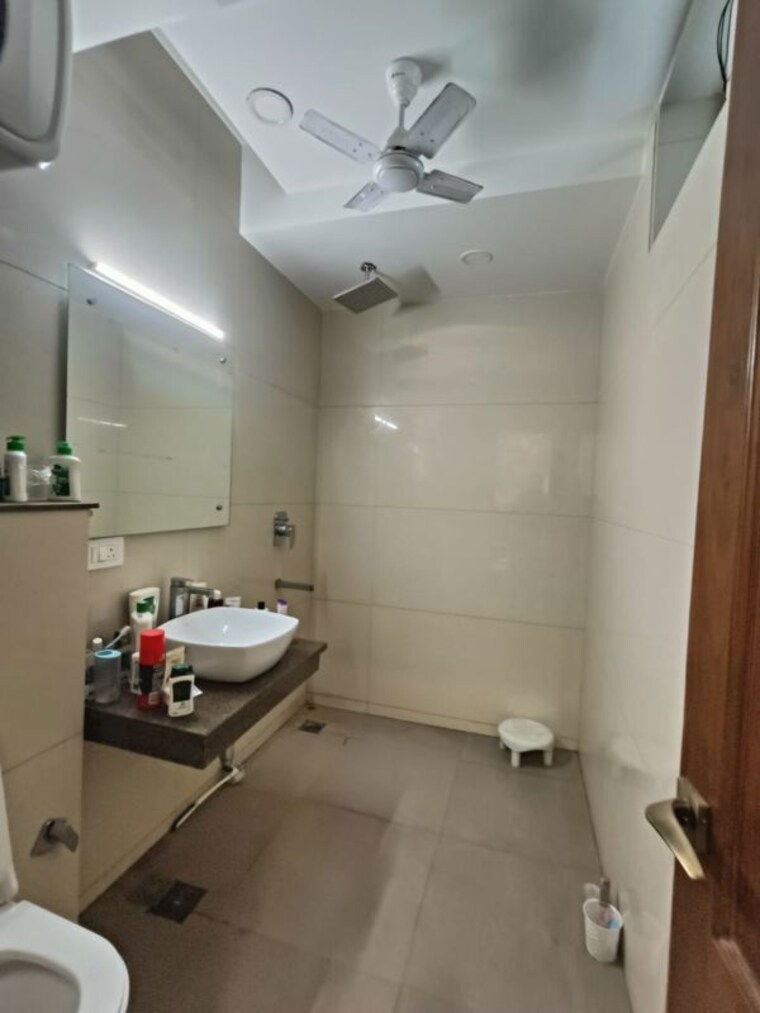 Bathroom, geetanjali enclave 4 Bedroom 3000 Sq.Ft. Builder Floor In Geetanjali Enclave Delhi 9800766
