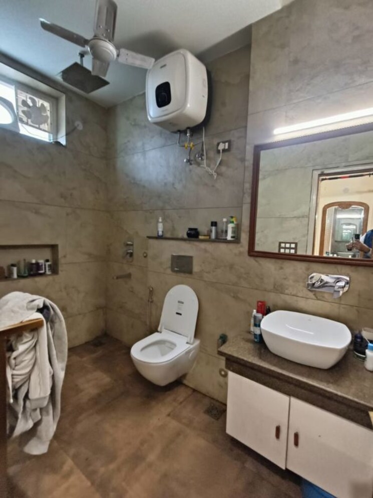 Bathroom, geetanjali enclave 4 Bedroom 3000 Sq.Ft. Builder Floor In Geetanjali Enclave Delhi 9800766