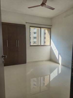 Room in 2 BHK Apartment at Lodha Amara, Kolshet Road – for Rent