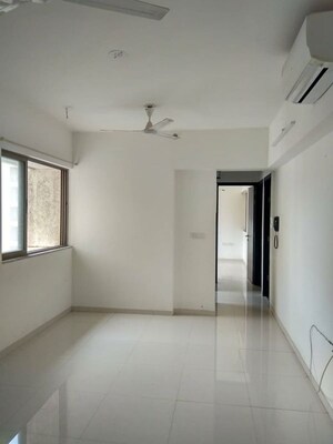 Room in 3 BHK Apartment at Lodha Amara, Kolshet Road – for Rent