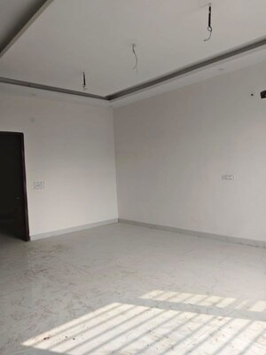 Room in 2 BHK Builder Floor at Sector 115 – for Rent