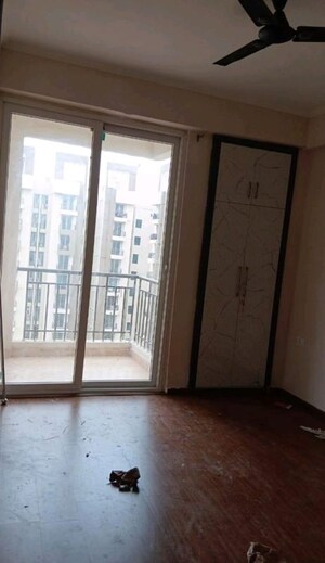 Room in 2 BHK Apartment at Amrapali Golf Homes, Haibatpur – for Rent