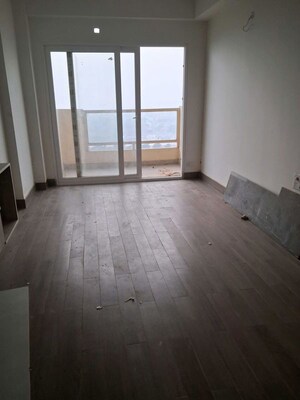 Room in Studio Apartment at Gaur Runway Suites, Gaur Yamuna City – for Rent