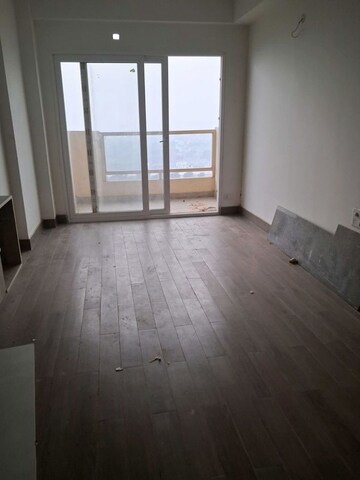 Room in Studio Apartment at Gaur Runway Suites, Gaur Yamuna City – for Rent