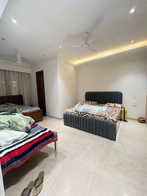 Bedroom in 3 BHK Builder Floor at Dlf Phase ii – for Rent