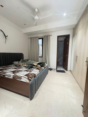 Bedroom in 3 BHK Builder Floor at Dlf Phase ii – for Rent