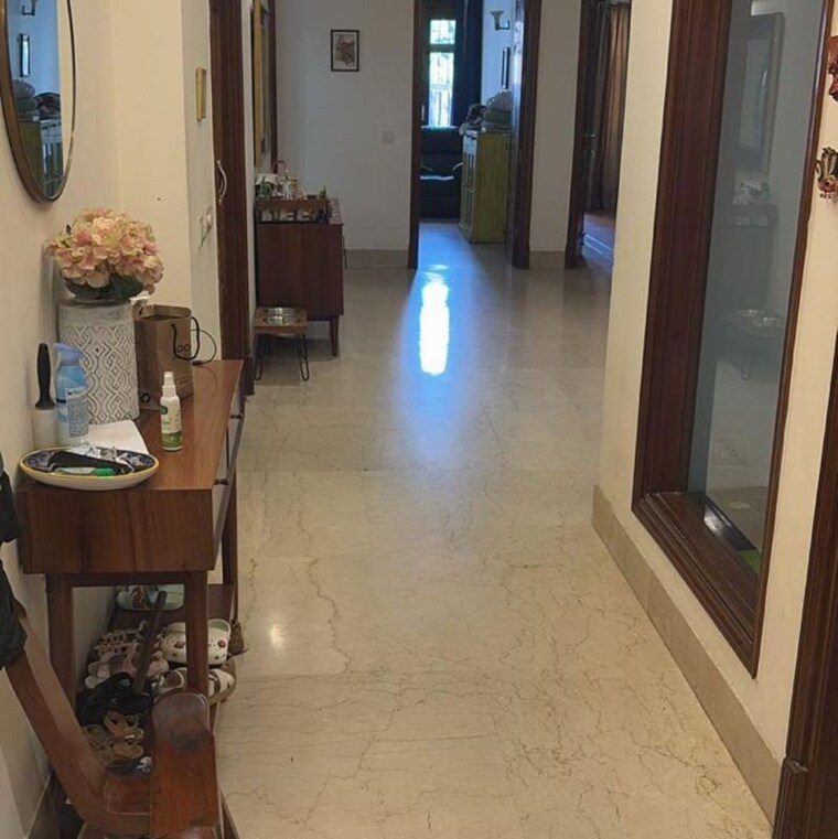 Living Room, sarvodaya enclave 4 Bedroom 475 Sq.Yd. Builder Floor In Sarvodaya Enclave Delhi 9800940