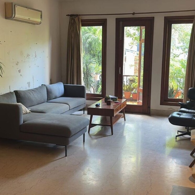 Living Room, sarvodaya enclave 4 Bedroom 475 Sq.Yd. Builder Floor In Sarvodaya Enclave Delhi 9800940
