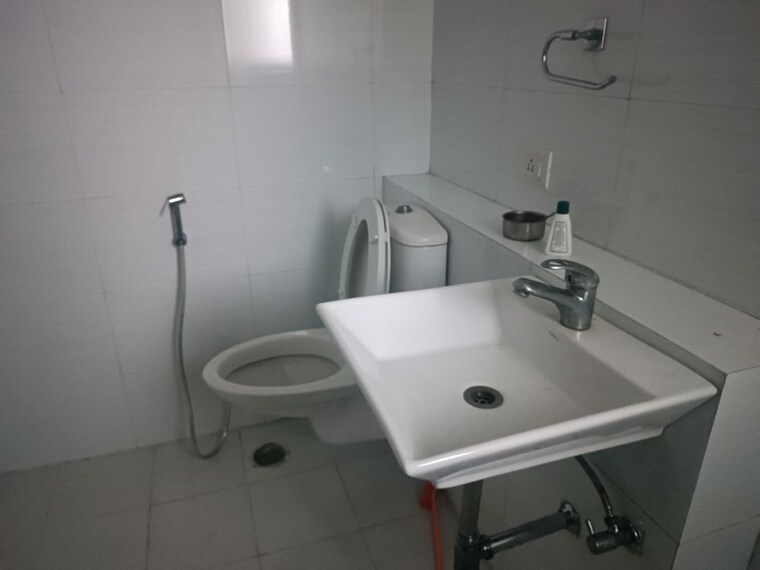 Bathroom, amrapali-heartbeat-city 3.5 Bedroom 2115 Sq.Ft. Apartment In Sector 107 Noida 9800961