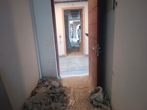 Room in 4 BHK Apartment at Amrapali Heartbeat City, Sector 107 – for Rent