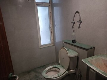 Bathroom in 3.5 BHK Apartment at Amarpali Exotica, Sector 50 – for Sale