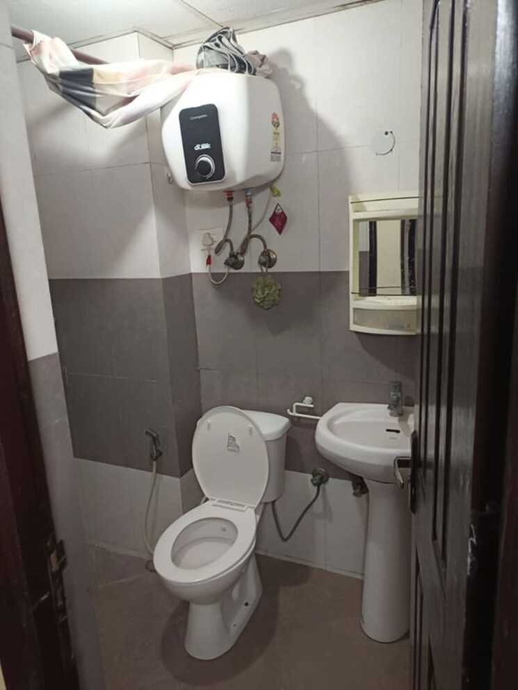 Bathroom, supertech-34-pavilion 2.5 Bedroom 1450 Sq.Ft. Apartment In Sector 34 Noida 9801004
