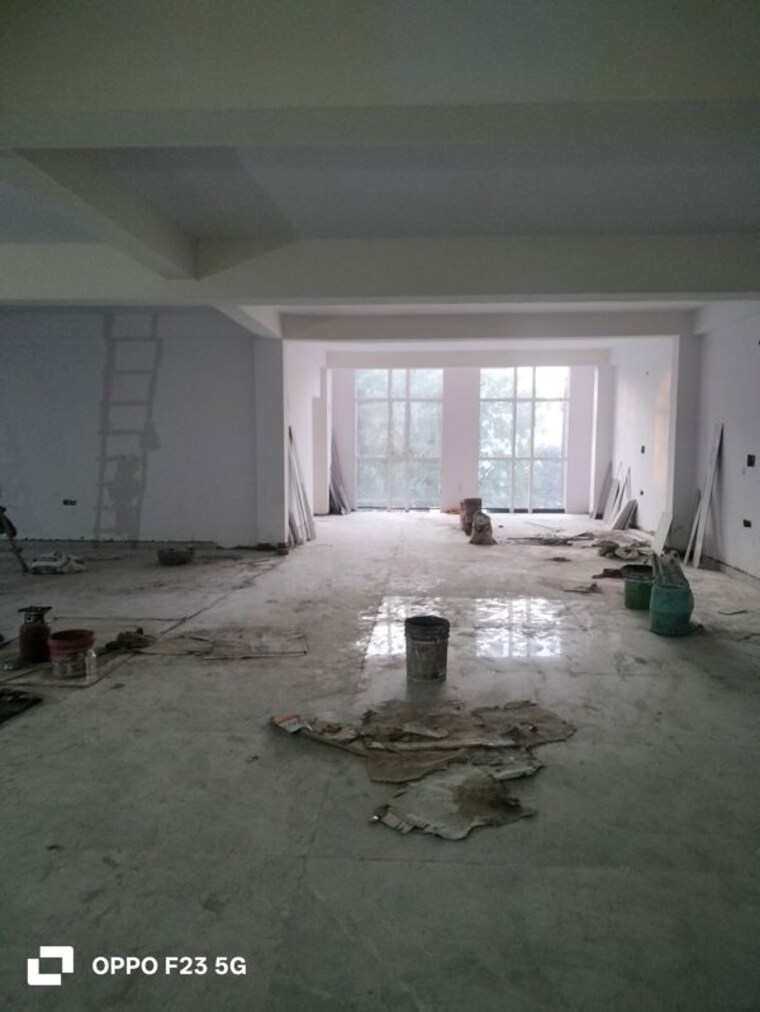  Parking, gomti nagar Commercial Office Space 2000 Sq.Ft. In Gomti Nagar Lucknow 9801084