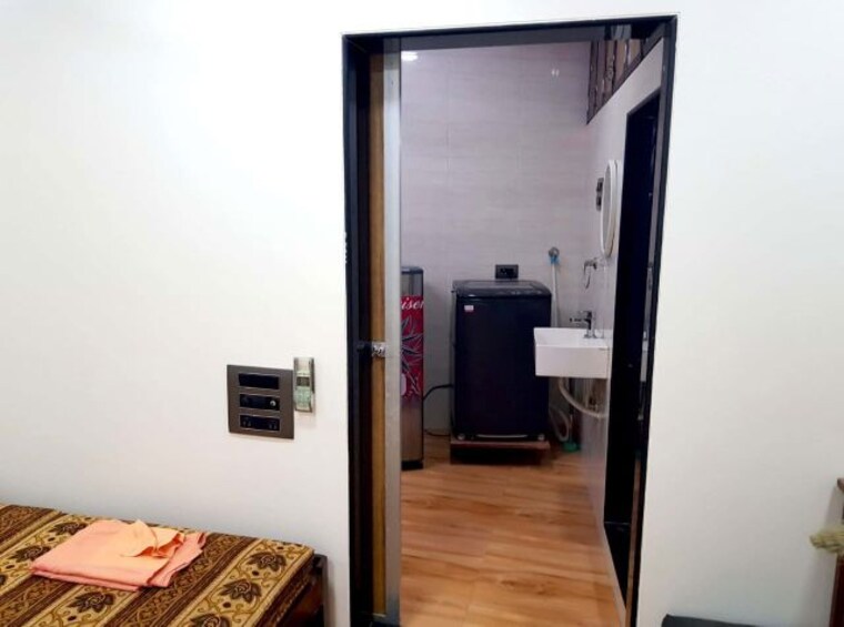 Room, khar east 1 Bedroom 300 Sq.Ft. Apartment In Khar East Mumbai 9801105