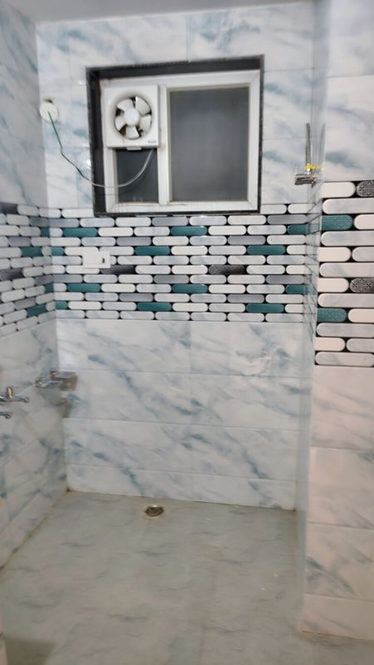 Bathroom, vasundhara sector 4 2 Bedroom 65 Sq.Yd. Apartment In Vasundhara Sector 4 Ghaziabad 9800309