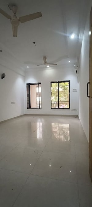 Room in 2 BHK Apartment at Hillslope CHS, Pali Hill – for Rent