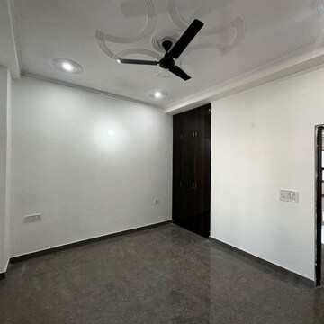 Room in 3 BHK Builder Floor at Sector 52 – for Rent
