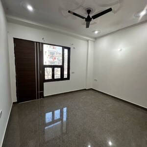 Room in 3 BHK Builder Floor at Sector 52 – for Rent
