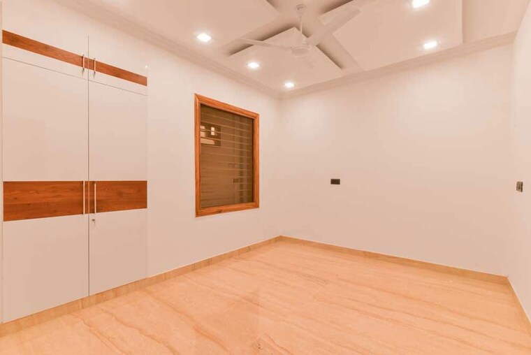 Room, sector 85 4 Bedroom 250 Sq.Yd. Builder Floor In Sector 85 Faridabad 9801469
