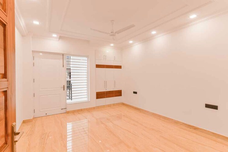 Room, sector 85 4 Bedroom 250 Sq.Yd. Builder Floor In Sector 85 Faridabad 9801469