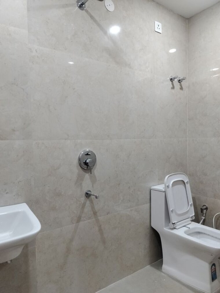 Bathroom, vasant kunj 3 Bedroom 1400 Sq.Ft. Builder Floor In Vasant Kunj Delhi 9801494