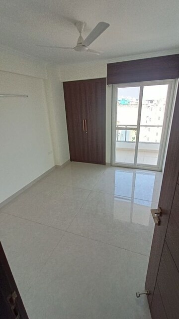 Room in 2 BHK Apartment at Signature Global Prime, Sector 63a – for Rent