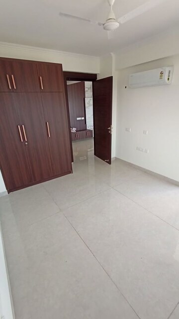 Room in 2 BHK Apartment at Signature Global Prime, Sector 63a – for Rent
