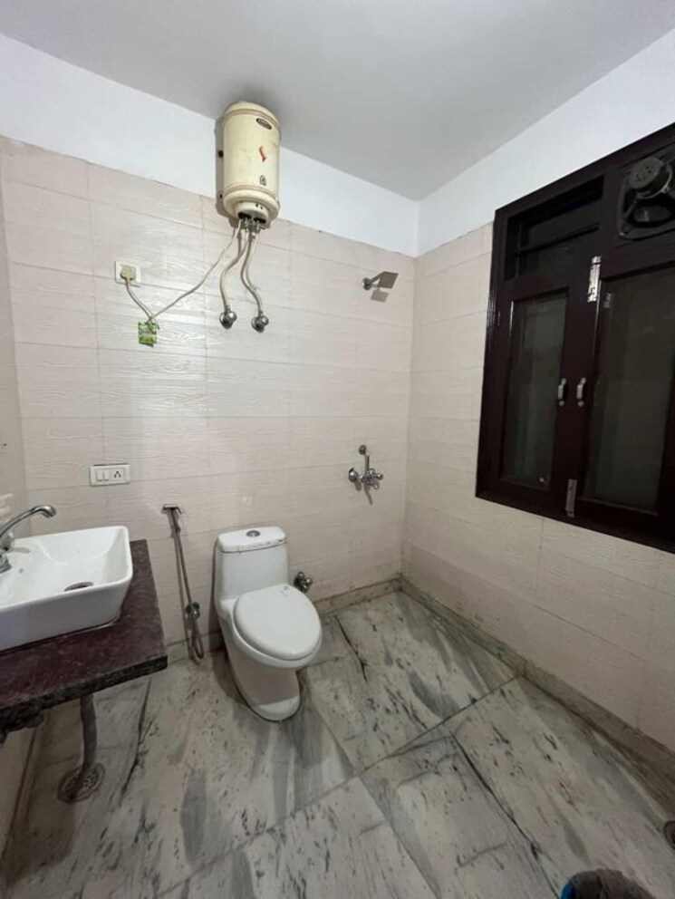 Bathroom, shree-vardhman-victoria 3 Bedroom 1950 Sq.Ft. Apartment In Sector 70 Gurgaon 9801611