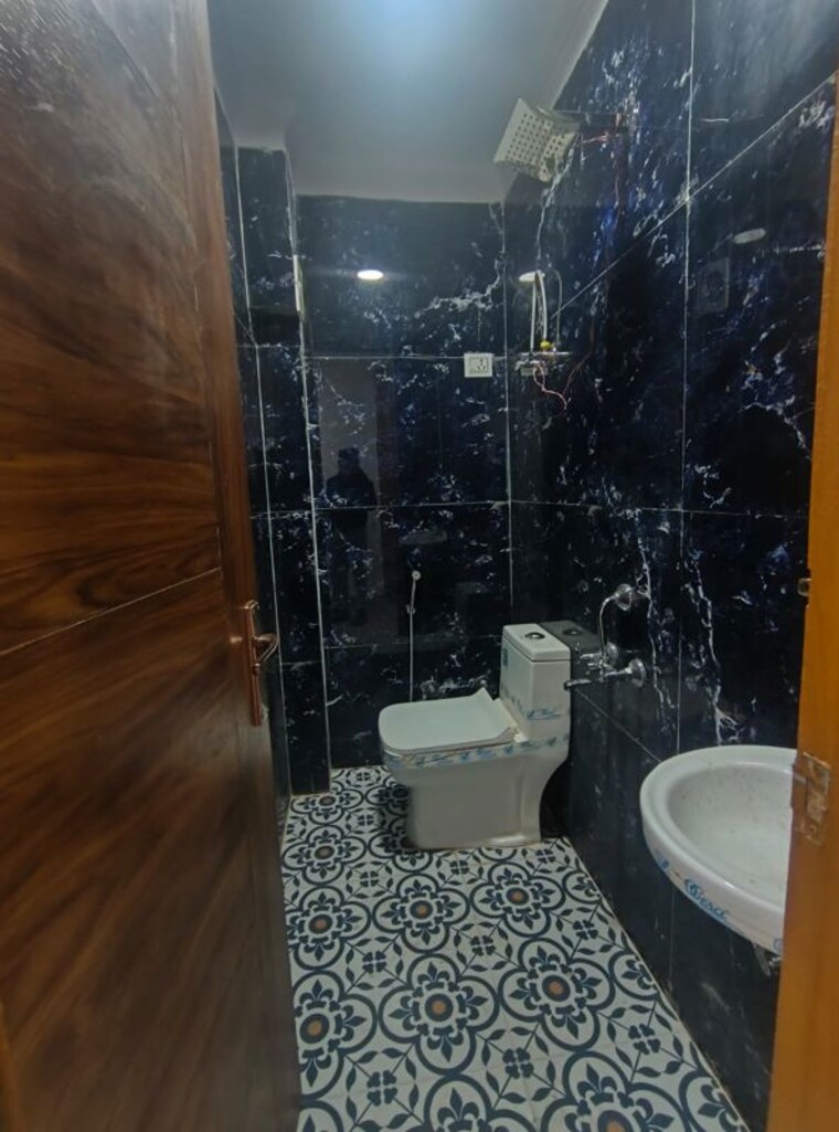 Bathroom, govindpuri 2 Bedroom 600 Sq.Ft. Builder Floor In Govindpuri Delhi 9801651
