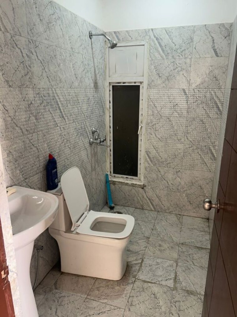 Bathroom, prateek-grand-city 2 Bedroom 970 Sq.Ft. Apartment In Siddharth Vihar Ghaziabad 9801674