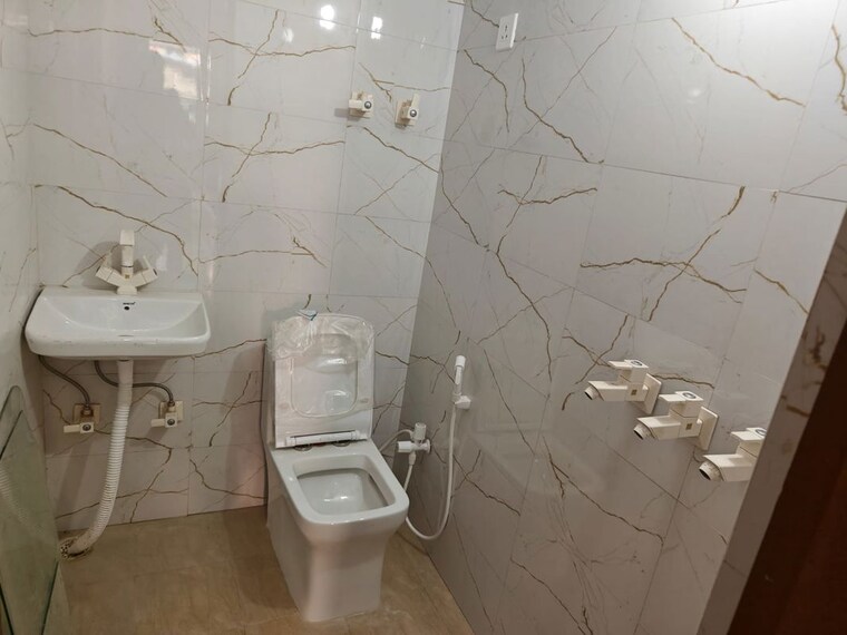 Washroom, arun-vihar-sector-37 1 RK 250 Sq.Ft. Apartment In Sector 37 Noida 9255090