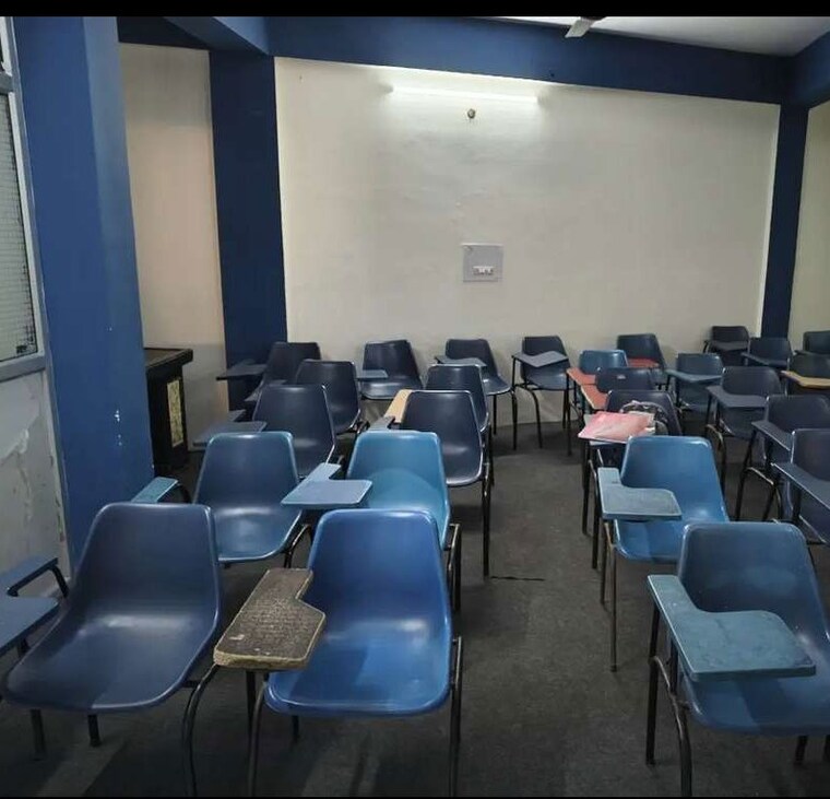 Team Area, hazratganj Commercial Office Space 1700 Sq.Ft. In Hazratganj Lucknow 9801692