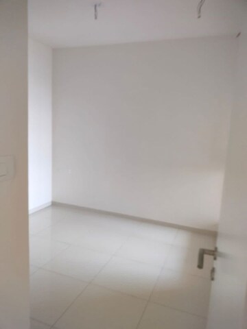 Room in 2 BHK Apartment at Godrej Green Vistas, Mahalunge – for Rent